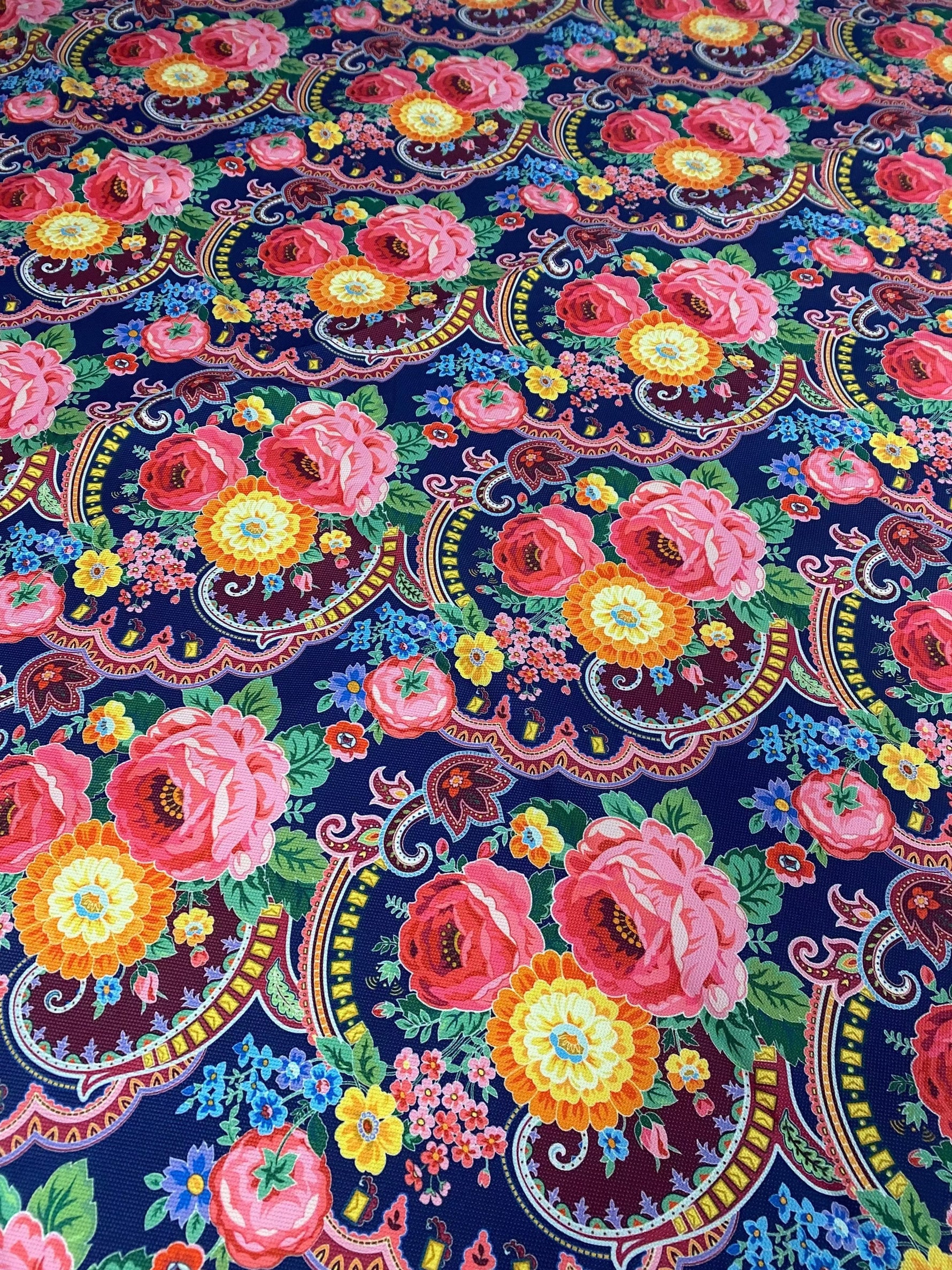 Büyük Floral Design upholstery fabric with large vibrant flowers on a dark background, made of durable 100% polyester