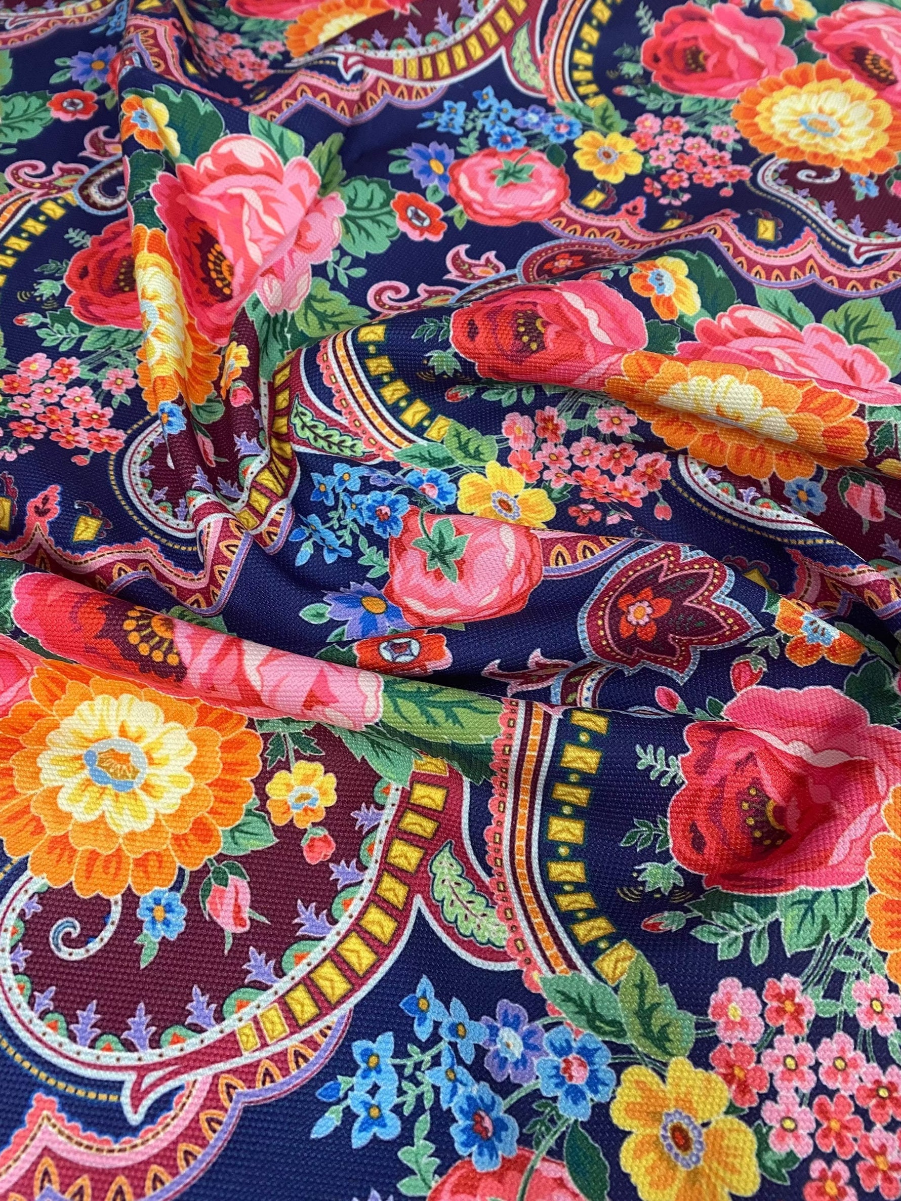 Büyük Floral Design vibrant large floral pattern upholstery fabric in colorful polyester material