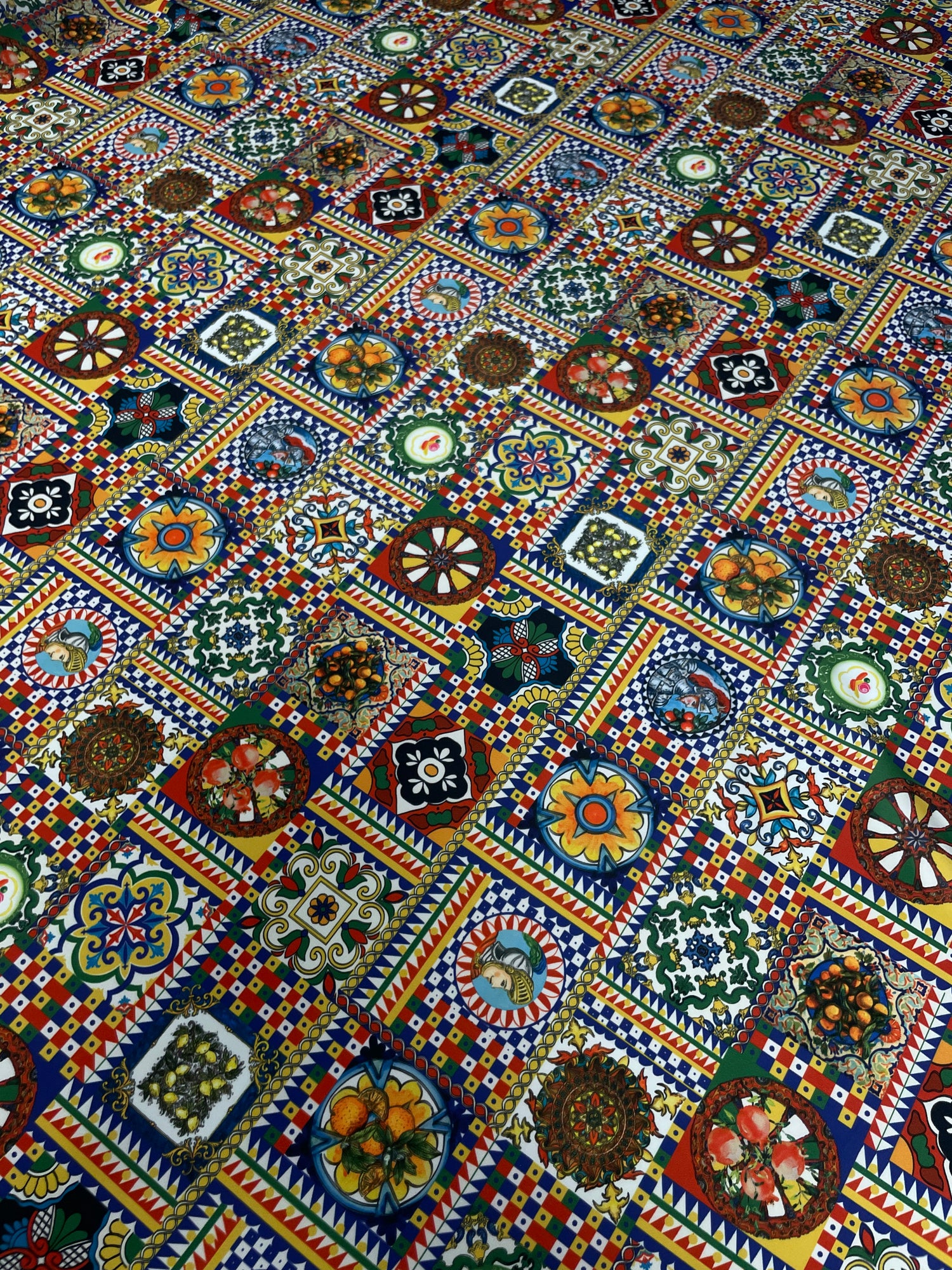 قماش كريب متعدد الألوان من بلاط الفسيفساء بالمتر - نابض بالحياة