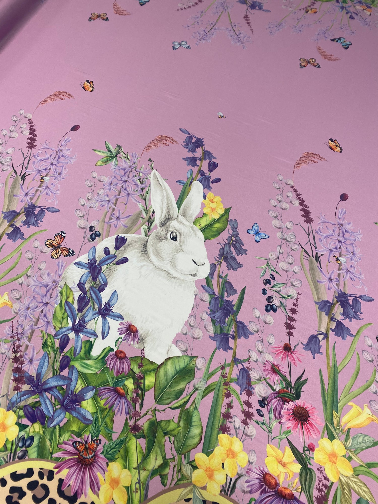 قماش ساتان وردي بطبعة أرنب وحديقة زهور