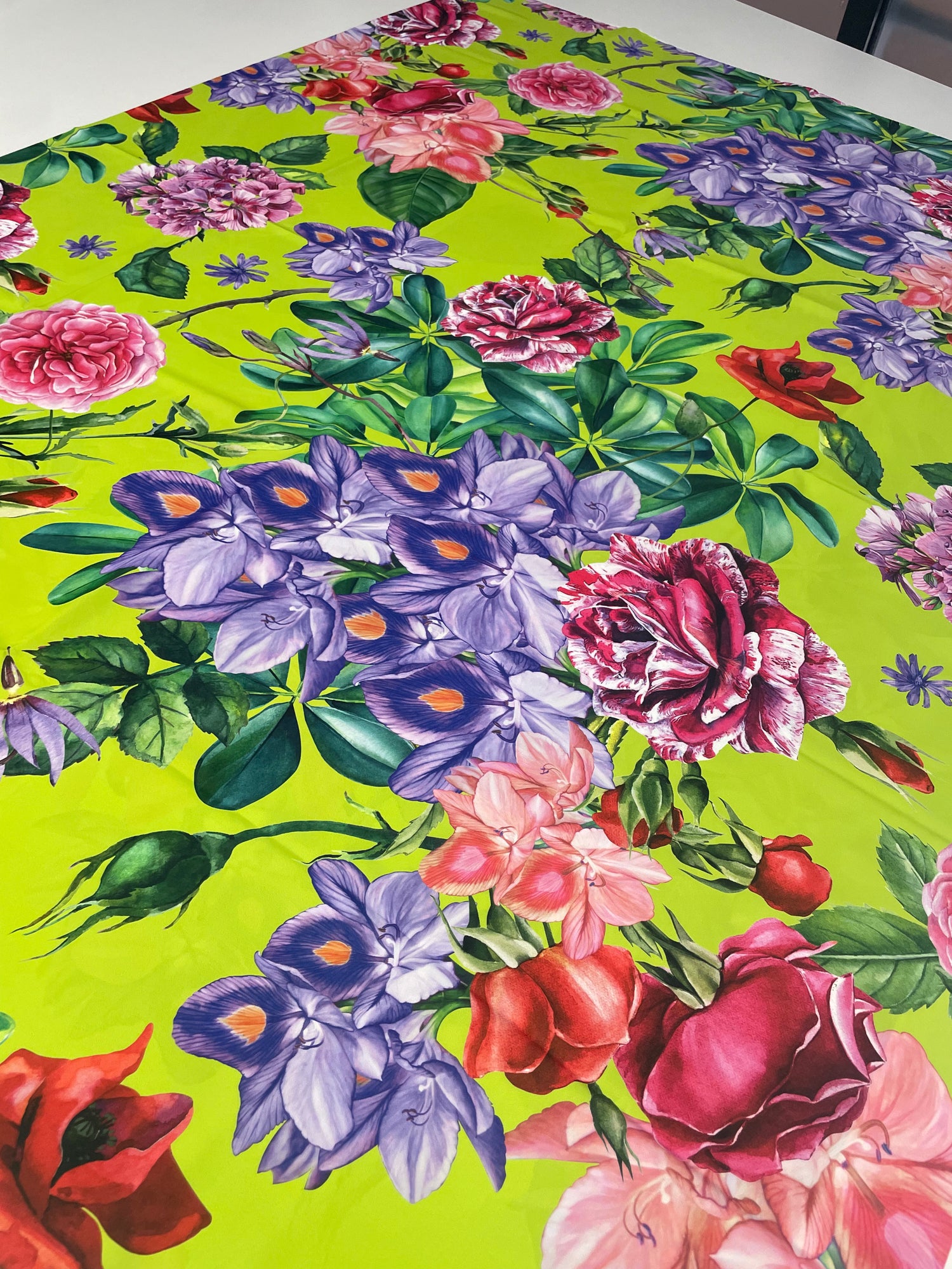 قماش كريب زهري نابض بالحياة بالمتر - ناعم ومتدفق