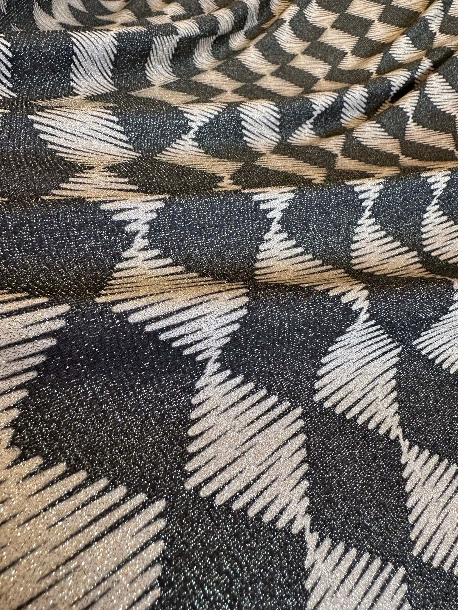 Gold Lurex glitter fabric with 4-way stretch and diamond pattern for versatile use in fashion and costumes