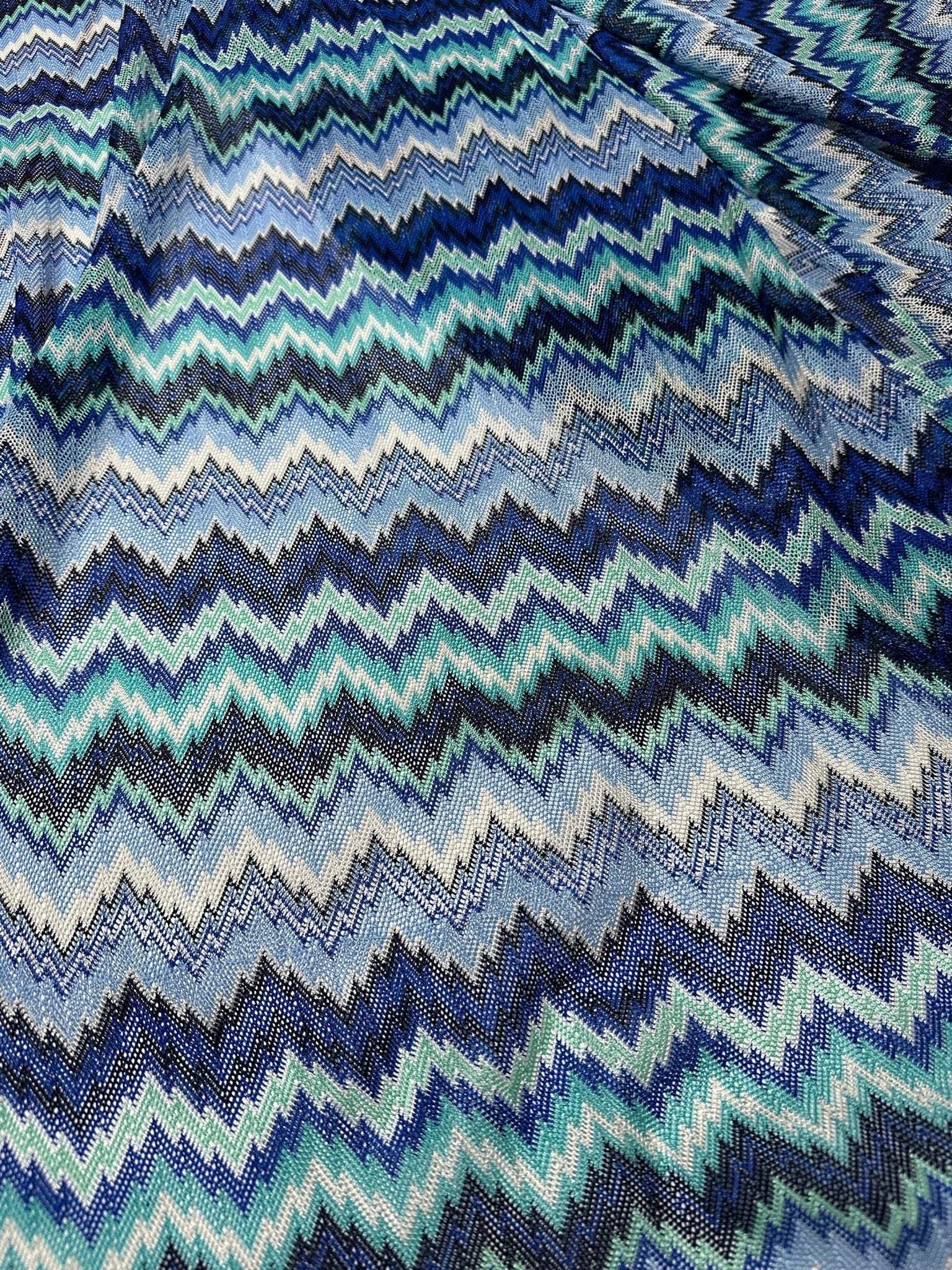 Zigzag knitted mesh fabric in blue and white chevron pattern with soft, stretchy texture and 150 cm width for versatile sewing projects
