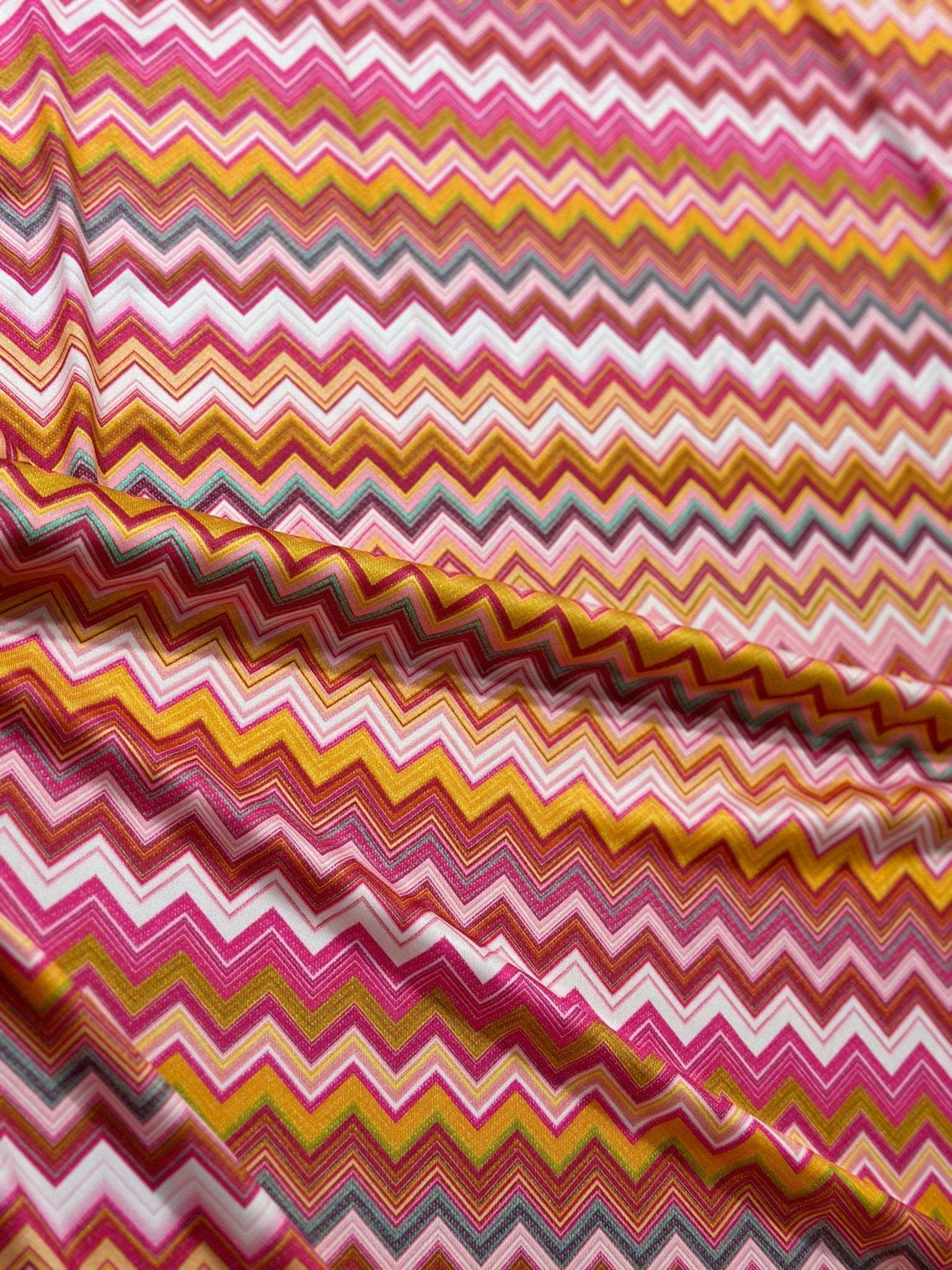 Colorful fabric with zigzag pattern and 4-way stretch for versatile use