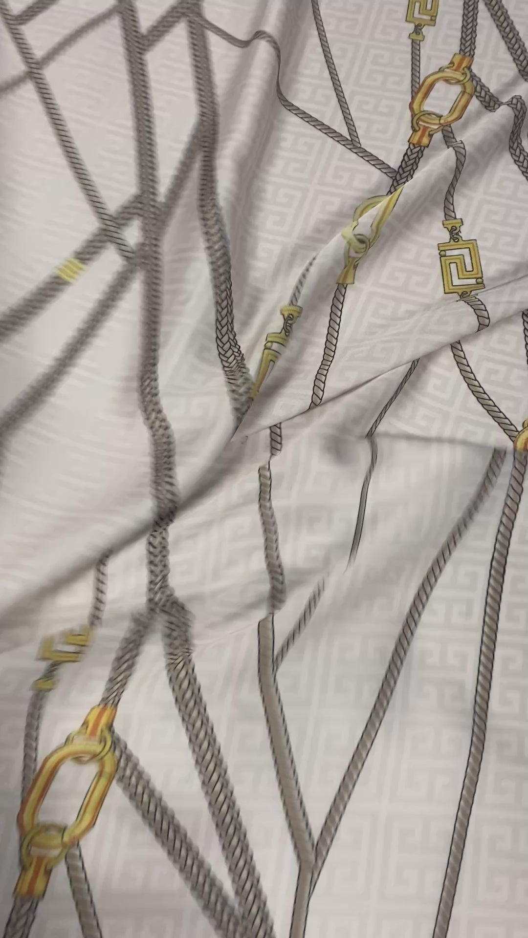 قماش ساتان بطبعة سلسلة باللونين البيج والذهبي