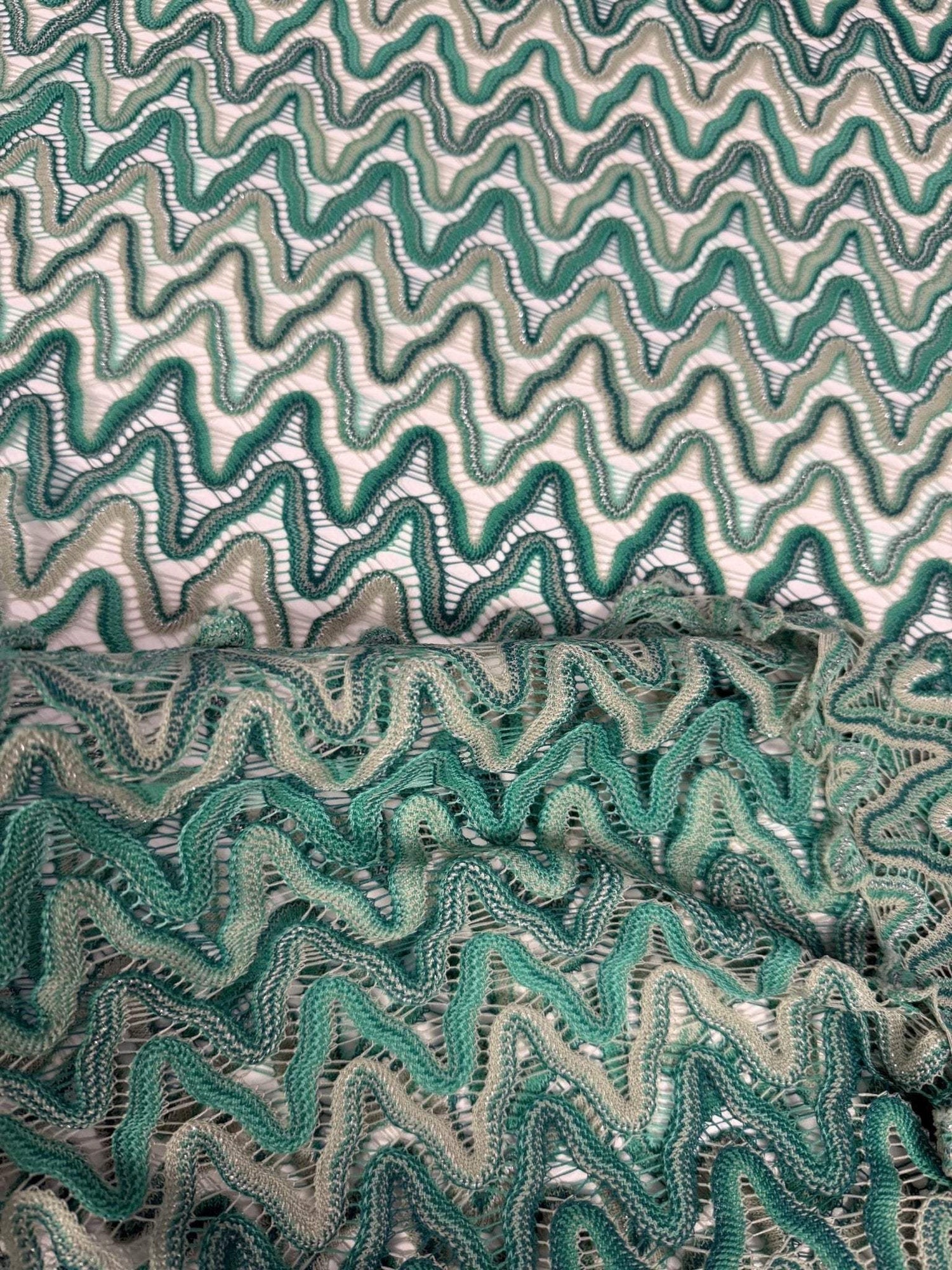Zigzag mesh fabric in green tones with textured knit pattern and 150 cm width for versatile sewing projects